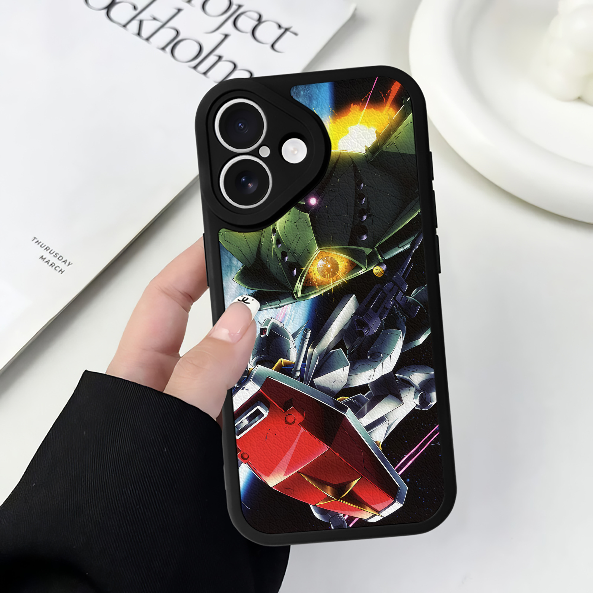（画像用） 機動戦士ガンダム Mobile Suit Gundam 【iPhone 16シリーズ対応】シリコンスマホケース（レザー調） 材質：シリコン